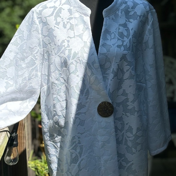 Chico’s White Boho Wooden Button Blouse - Picture 2 of 9